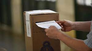 El Gobierno redujo la diferencia en la provincia de Buenos Aires pero perdió en 15 distritos y no controlará el Senado