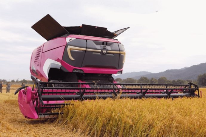 En China, probaron a campo una cosechadora robot de 400 CV