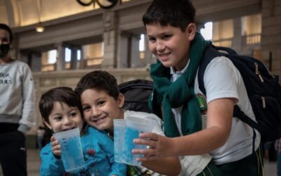 Un flashmob en estaciones ferroviarias busca crear conciencia sobre el cuidado del agua