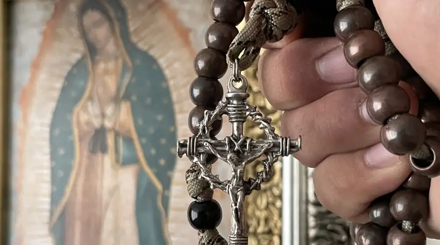 Exorcista asegura que el Rosario es un “arma de destrucción masiva” contra el diablo