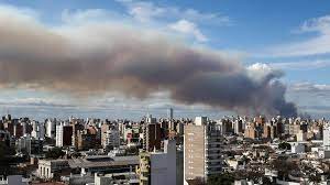 Rosario sigue cubierta de humo por la quema de pastizales en las islas de Entre Ríos
