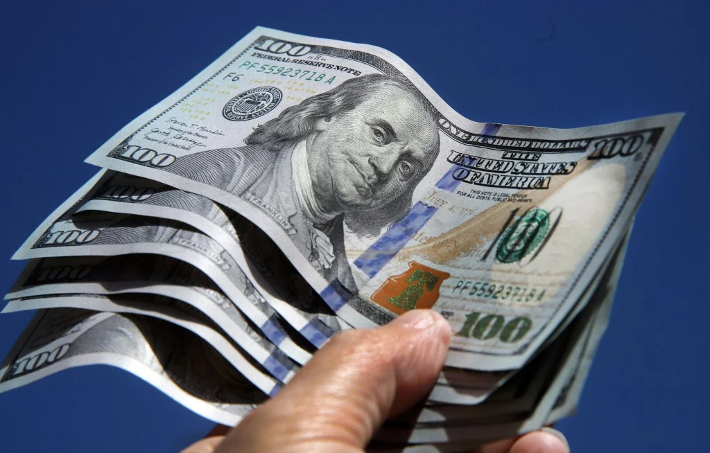 El dólar blue cierra la semana con una leve suba