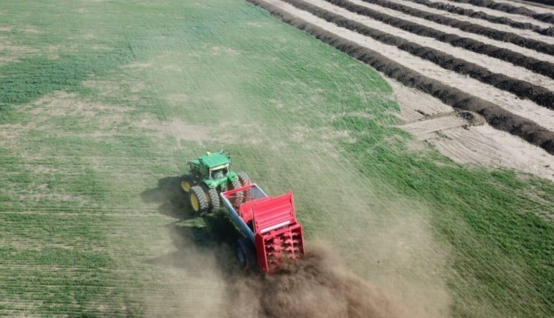 El esparcimiento de fertilizantes orgánicos se hace cada vez más minucioso