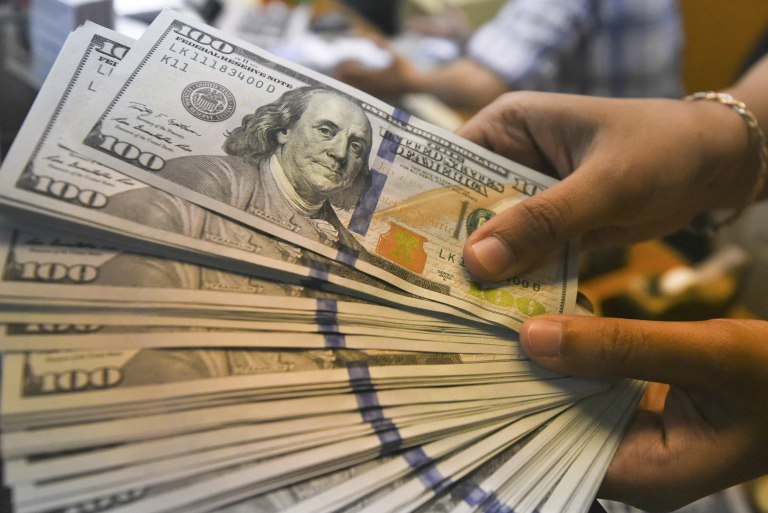 El dólar blue frena la marcha alcista y los financieros corrigen a la baja