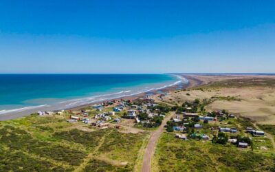 Cómo es la playa desconocida de la Patagonia en la que apenas viven 5 personas