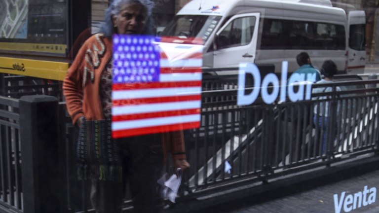El dólar blue cerró la semana en alza en una jornada con mucha volatilidad