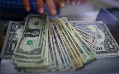 El dólar blue cerró a la baja tras subir 40 pesos la semana pasada