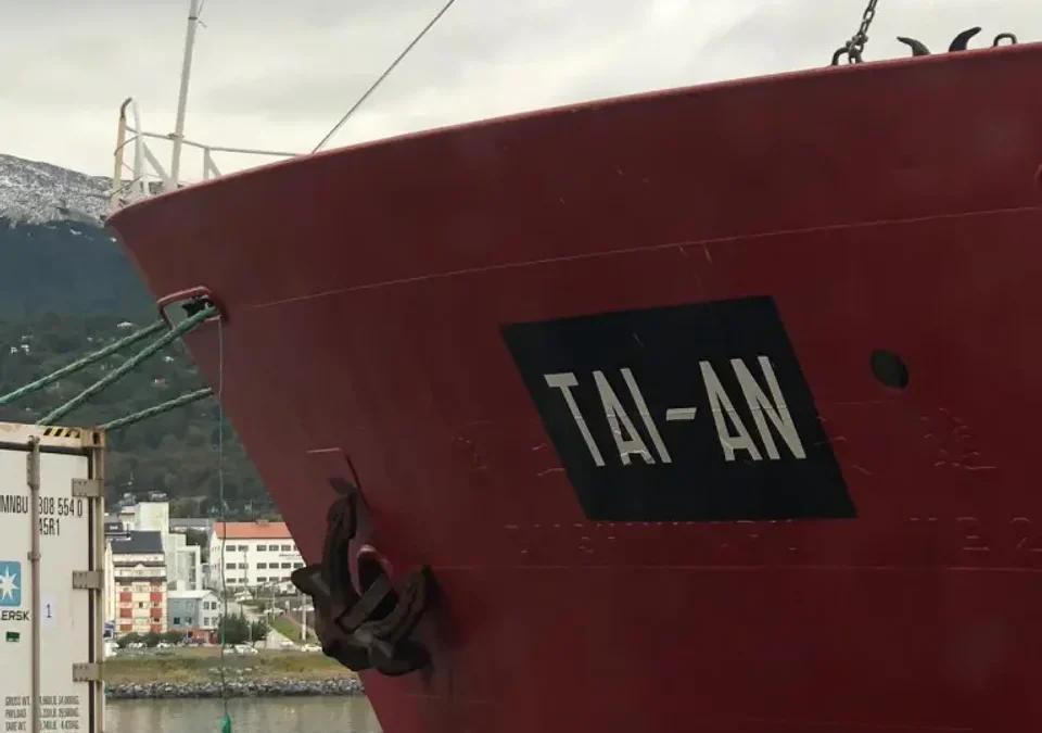 Renunciaron dos funcionarios más por el caso del buque Tai An y la pesca ilegal de merluza negra