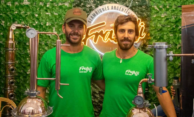 Son hermanos y crearon una empresa para darle un nuevo destino a los productos agrícolas: cuánto cuesta y cómo funciona un alambique