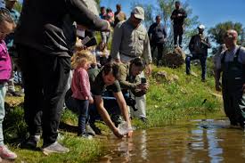 Ambiente realizó siembra de peces en Embalse de Río Tercero y entregó fondos a Pumakawa
