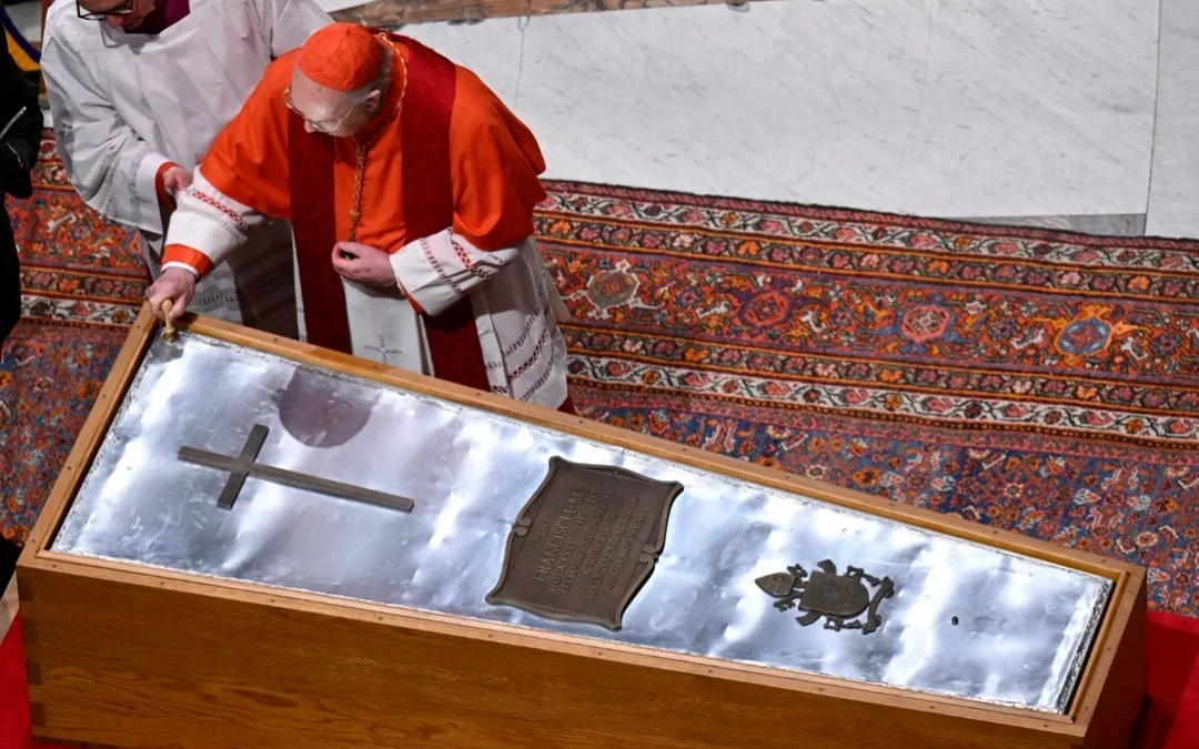 Una cruz, el escudo del Vaticano y una placa con el nombre de Francisco: así quedó cerrado el féretro del papa