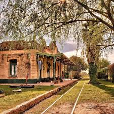 Escapada a un pueblo inolvidable a 100 kilómetros de CABA: invita a alojarse en un hotel de vagones de tren