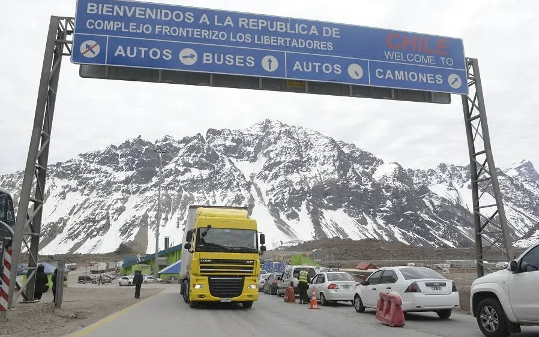 Éxodo argentino a Chile: los cruces de frontera se multiplican y los comercios abren a pesar del feriado
