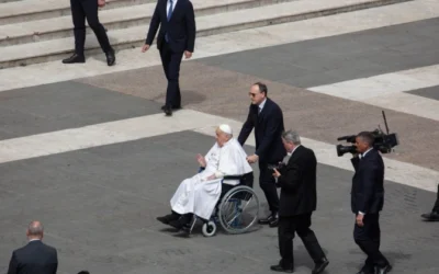 El Papa Francisco reapareció en la plaza de San Pedro: “¡Buen Domingo de Ramos y buena Semana Santa!”