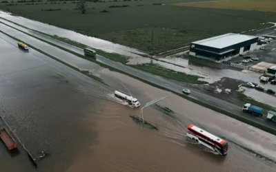 Inundaciones: Un helicóptero del Ejército rescató a  37 menores y a los docentes que se encontraban varados en la ruta