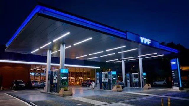 La audaz jugada de YPF: sube la nafta, pero la vas a poder pagar más barata con un truco