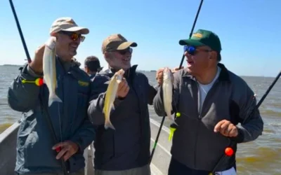 Dónde queda la ciudad del pejerrey que enamora con sus sabores de mar y una laguna única en el mundo