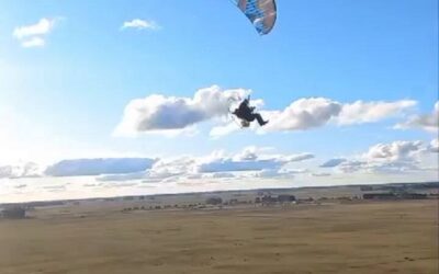 Cómo es el vuelo de bautismo del deporte de aventura que eleva la adrenalina de los pies a la cabeza