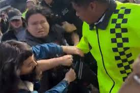 Activistas veganos protestaron en La Rural y los expulsaron en medio de silbidos del público