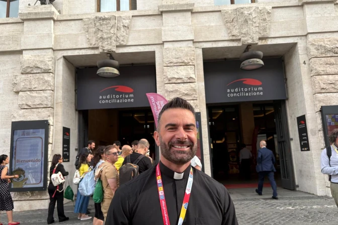 El secreto de un sacerdote influencer: no complicar el mensaje “porque el Señor es sencillo”