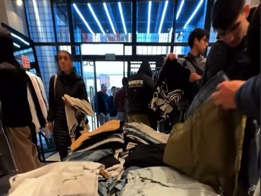 Una Pyme textil se aburrió de tanta queja y atrajo colas con ofertas de ropa entre $5000 y $20 mil