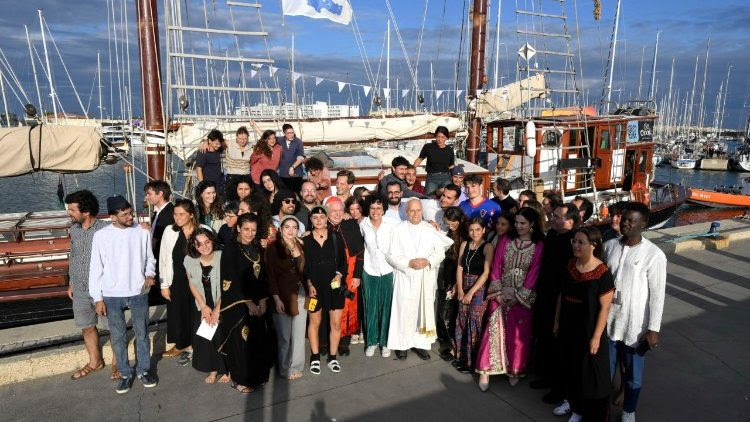 A bordo del Bel Espoir, León XIV animó a los jóvenes a construir la paz del mañana