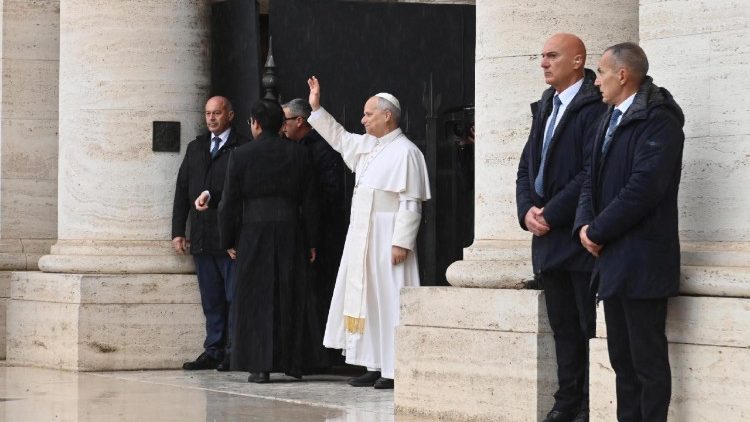 Asís, los obispos y la gente en camino con León: «Papa de todos»