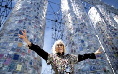 Marta Minujín levanta hoy sábado su Torre de Pisa de Spaghettis en El Recoleta