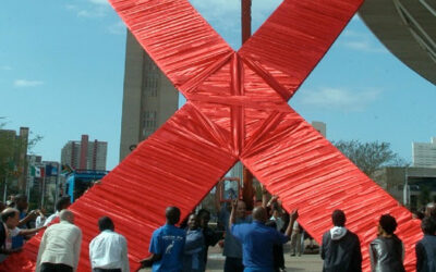 Ganarle al VIH: los desafíos hoy del sida, la enfermedad que nació como “peste rosa” y frenaron los cócteles