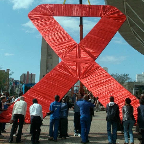 Ganarle al VIH: los desafíos hoy del sida, la enfermedad que nació como “peste rosa” y frenaron los cócteles