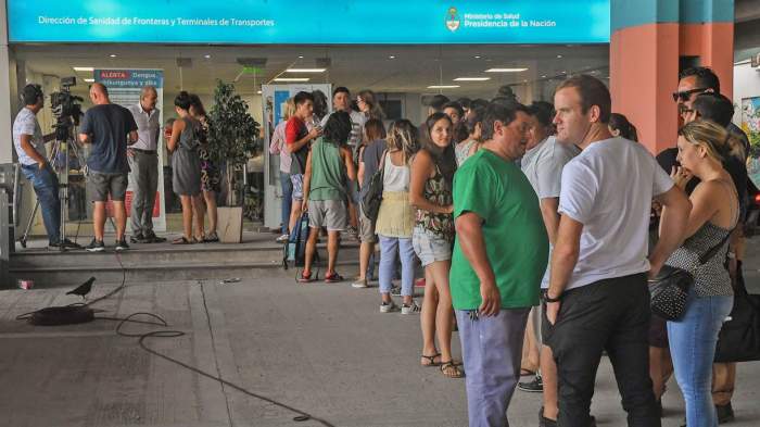 Largas filas para vacunarse contra fiebre amarilla