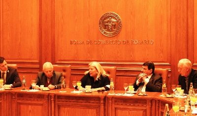 Carrió debatió con dirigentes y empresarios agroindustriales en la Bolsa de Rosario