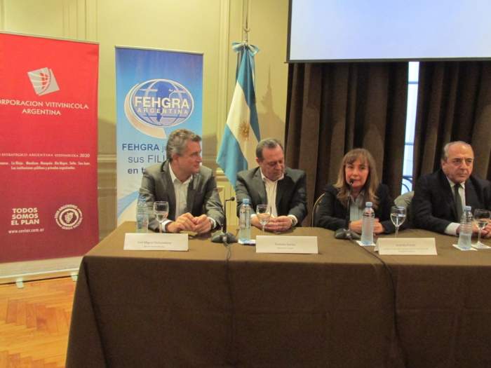 El ministro de Agroindustria, Luis Miguel Etchevehere, y el ministro de Turismo de la Nación, Gustavo Santos, encabezaron el acto, junto a las autoridades de FEHGRA y COVIAR.