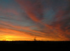 Incremento térmico, acompañado por precipitaciones sobre el este del érea agrícola, finalizando con un moderado descenso en la temperatura