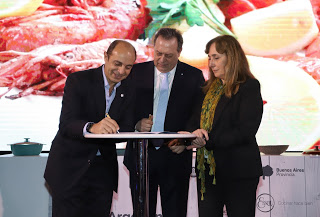 En la feria Caminos y Sabores, el ministro Santos firmó un acuerdo con el sector hotelero para mantener los precios