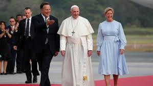 Francisco partió rumbo a Panamá para visita en plena ola migratoria América Latina