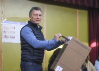 La gente vota en todo el país