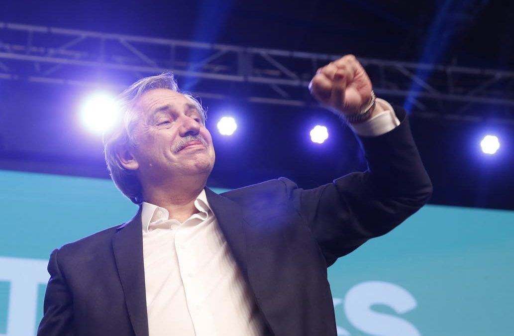 Fernández ganó en primera vuelta y negocia con Macri la transición