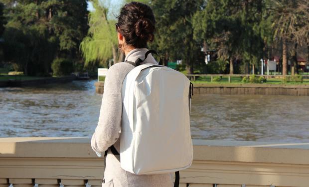 Moda sustentable: reciclan silo bolsas para crear mochilas y carteras