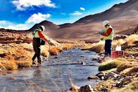 Ciudadanos mendocinos manifiestan frente a la Legislatura para impedir que se apruebe el uso de cianuro y ácido sulfúrico en la minería