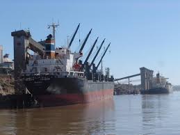 La bajante del Paraná condiciona la carga de buques de trigo en temporada pico