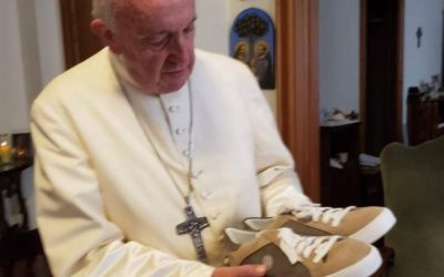 Del enclave bonaerense Puerta de Hierro al Vaticano, las zapatillas que el Papa considera “un gesto y un símbolo”