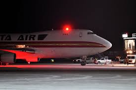 Coronavirus: aterrizó en Alaska un avión con más de 200 evacuados estadounidenses que estaban en Wuhan