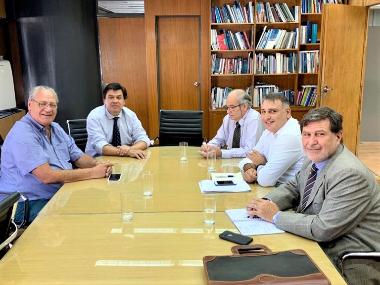 La Federación de la Carne se reunió con Moroni por la aplicación del decreto que prohíbe el traslado de media res al hombro