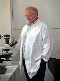 Cuál es la nueva droga que prueba con éxito uno de los máximos expertos del mundo en coronavirus