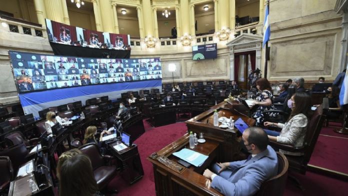 Mientras diputados dio media sanción al aborto, el Senado aprobó la nueva fórmula jubilatoria