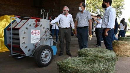 El INTA presentó una rotoenfardadora para pequeños productores