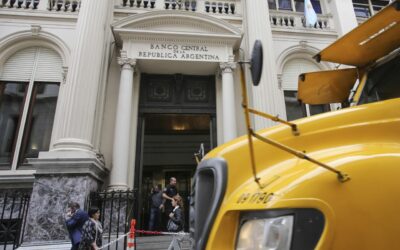 Flexibilizan el cepo para la compra de dólares en el mercado financiero