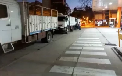 Debido a la escasez y el aumento del gasoil, los transportistas de granos iniciaron un paro por tiempo indeterminado
