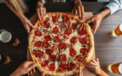 Dolor al bolsillo: comer pizza con amigos cuesta seis veces más caro que hace 4 años